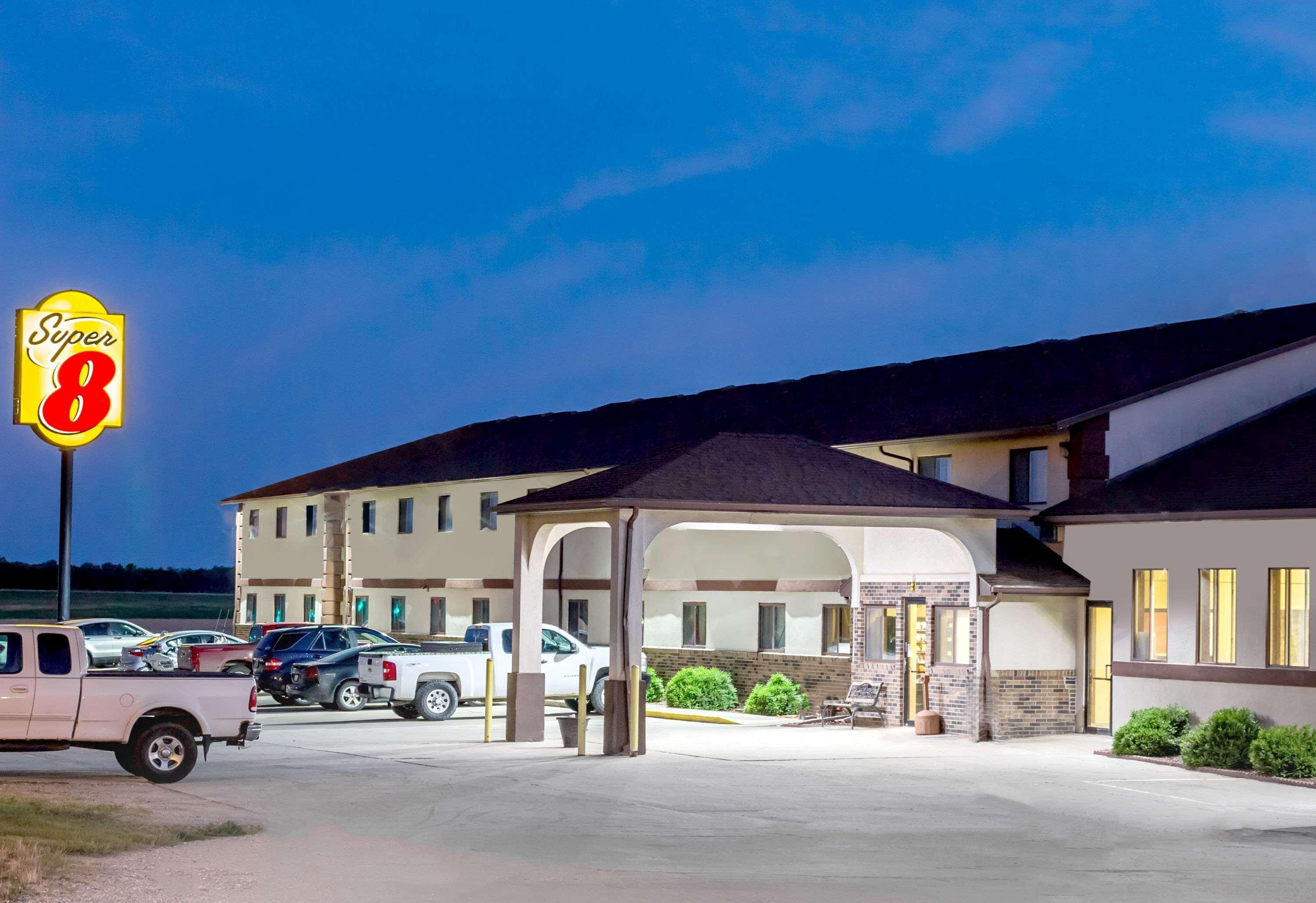 Super 8 By Wyndham Grinnell Ia Buitenkant foto