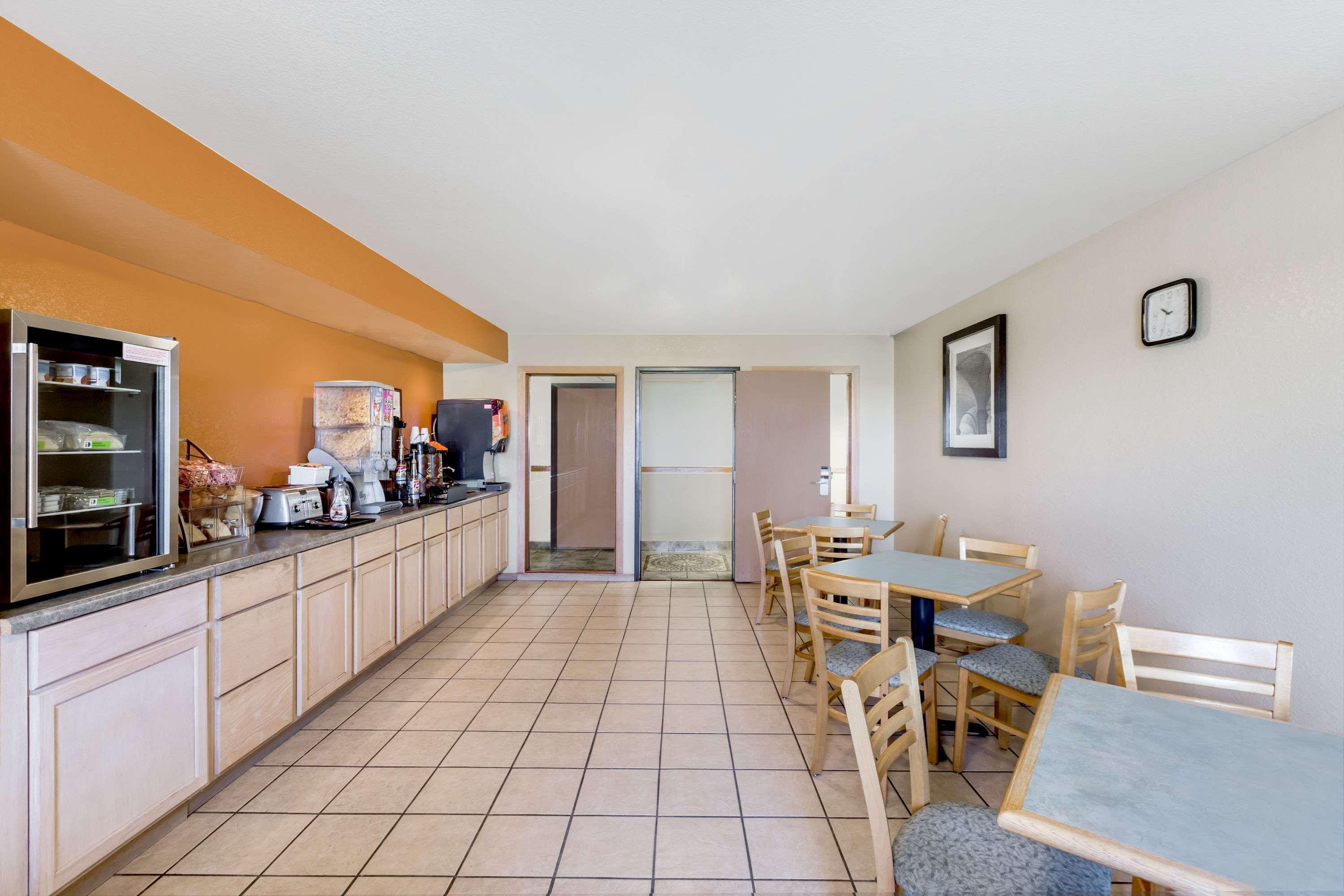 Super 8 By Wyndham Grinnell Ia Buitenkant foto